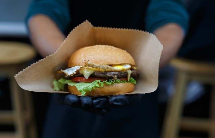 street-fast-food-hamburger-with-bbq-grilled-steak-PMXT95K (1)
