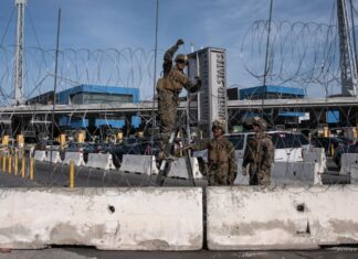 ABD askerleri San Diego-Tijuana sınırına tel çekmeye başladı